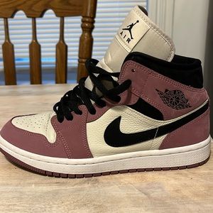 Jordan 1 Mid SE Berry Pink